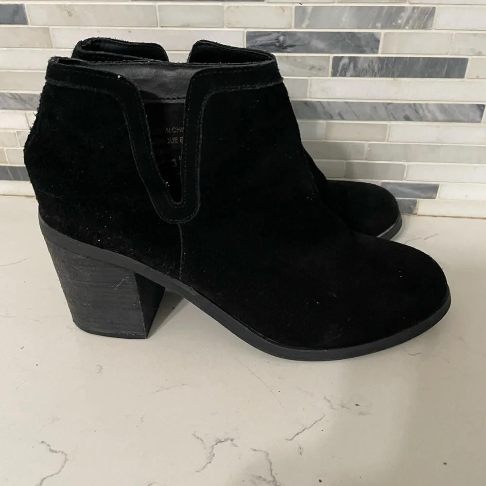Urban outfitters black suede upper pull on block heel ankle bootie Women’s 8